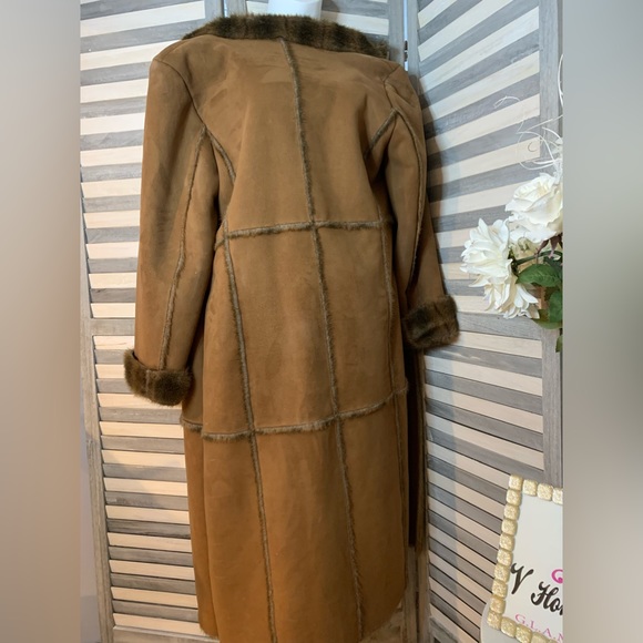 Beautiful Full length Plush/Faux Fur Coat. Sleeves can unfold. Great Condition! - Picture 2 of 3